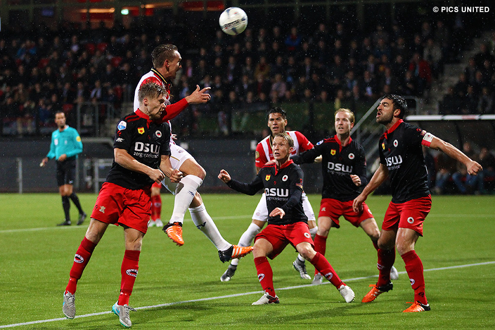 Luuk de Jong zet PSV met een rake kopbal na 8 minuten op voorsprong | © Pics United