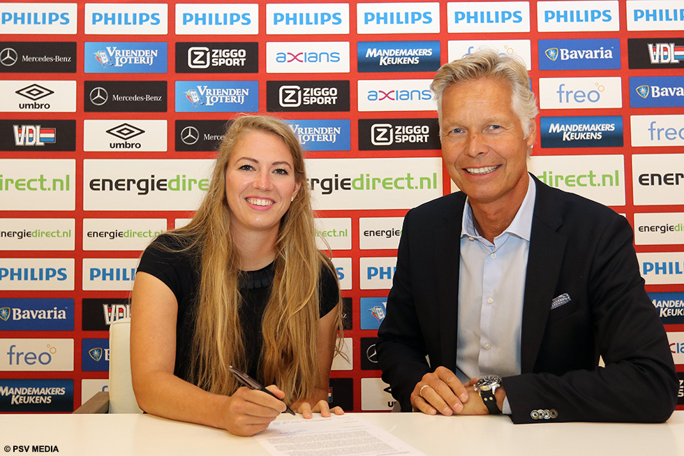 Mauri van de Wetering zette vrijdagmiddag haar handtekening onder het nieuwe contract | © PSV Media