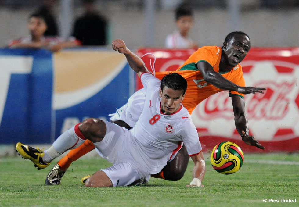 De Ivoriaan Seydou Doumbia achteraan op de grond in het shirt van zijn land | © Pics United