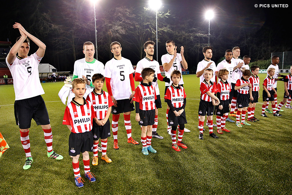 De spelers van Jong PSV droegen een speciaal shirt om Bob te steunen | © Pics United