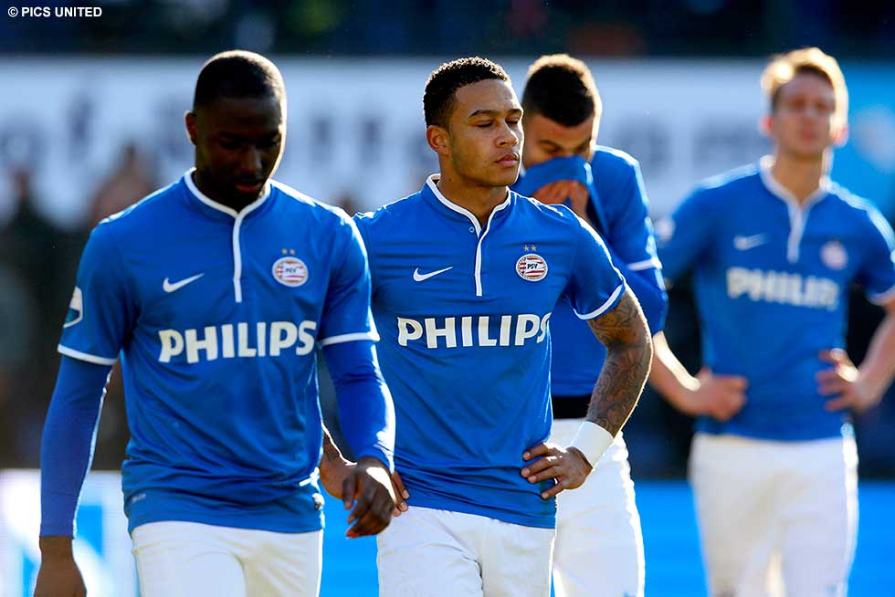 De spelers van PSV verlaten zichtbaar teleurgesteld het veld | © Pics United