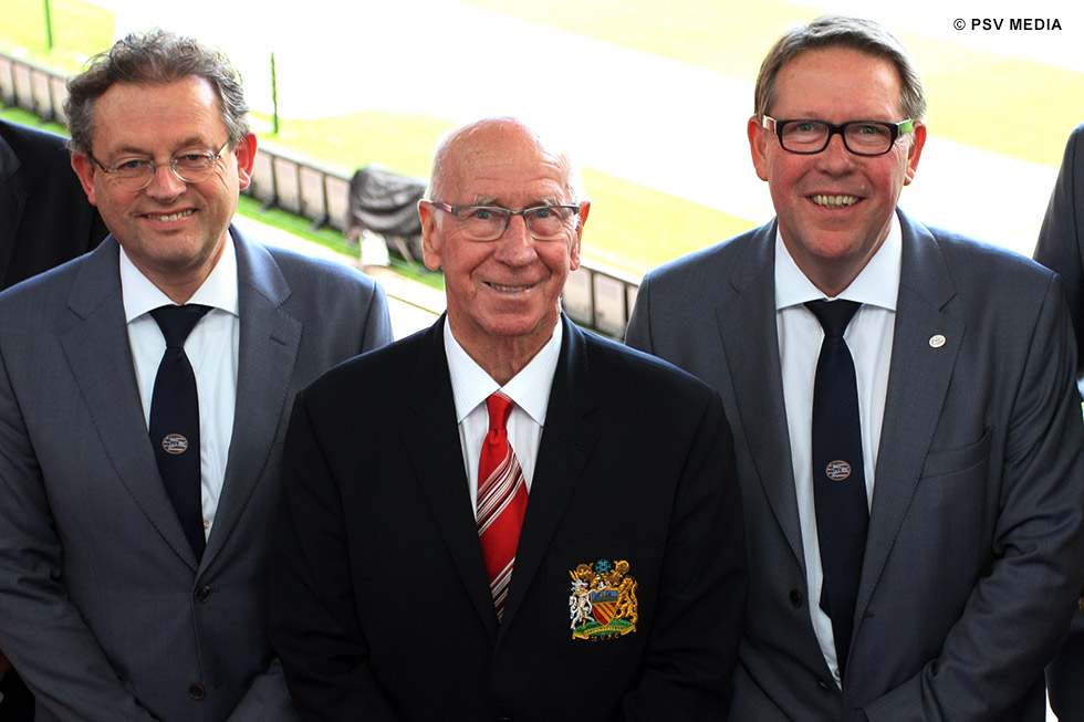 Sir Bobby Charlton hier geflankeerd door Erik Hendriksen en Ron Verkerk | © PSV Media