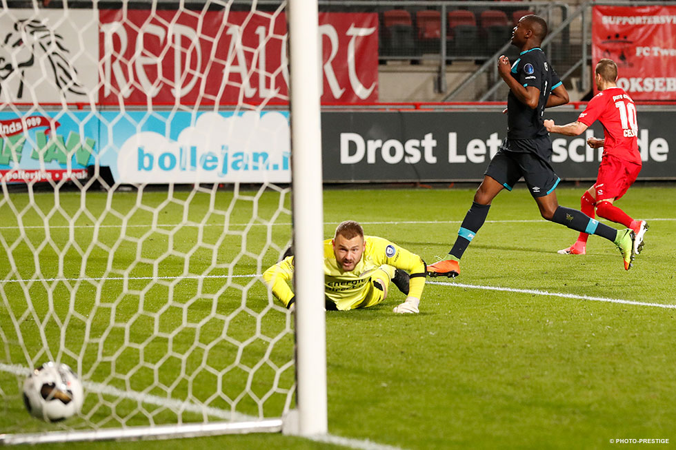 Vorig jaar verspeelde PSV in blessuretijd dure punten tegen FC Twente