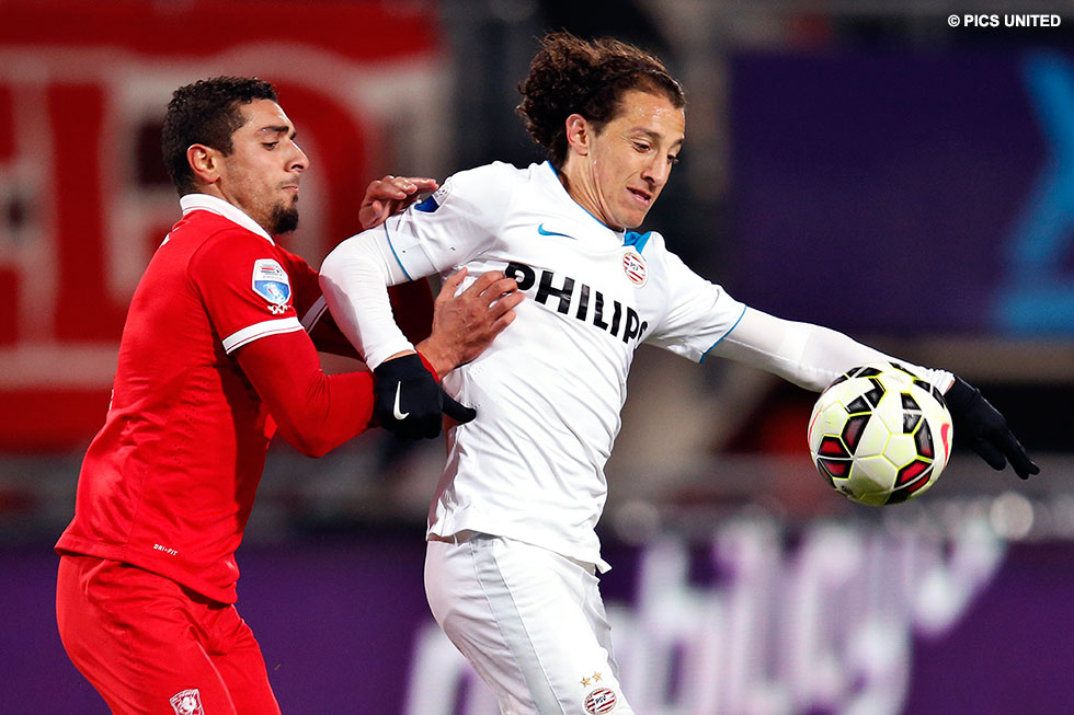 Andrés Guardado in duel met Youness Mokhtar | © Pics United