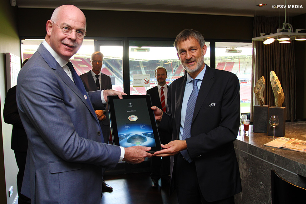 Toon Gebrands ontvangt van de UEFA de veertiende UEFA Champions League-plaquette | © PSV Media