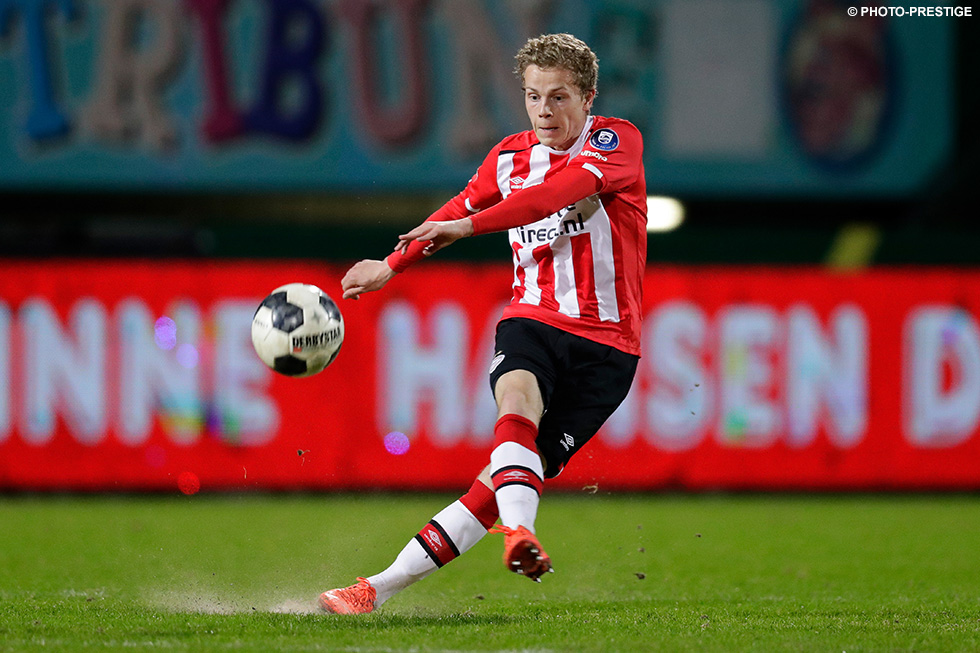 Dante Rigo was met een poging uit de tweede lijn in de eerste helft gevaarlijk namens Jong PSV