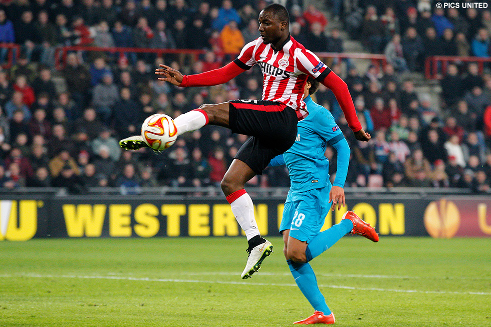 Jetro Willems probeert het met een volley maar mist het doel net | © Pics United
