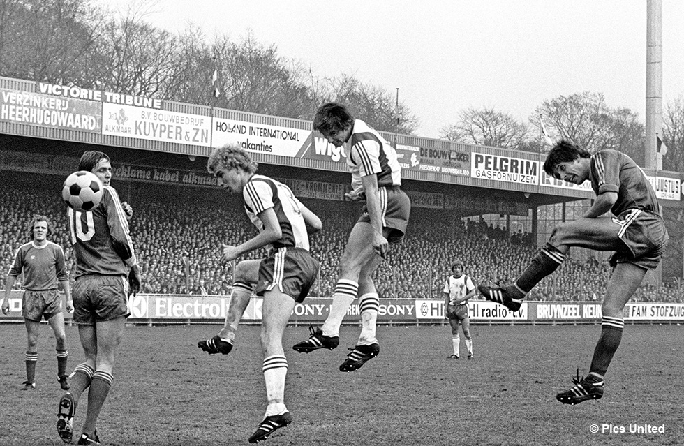 Harry Lubse (uiterst rechts) scoorde in het seizoen 1979-1980 driemaal tegen FC Twente | © Pics United
