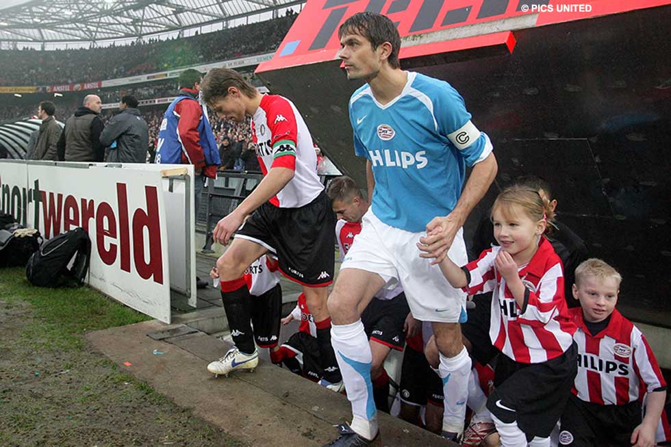 Phillip Cocu betreedt hier nog als speler van PSV het veld van De Kuip | © Pcis United