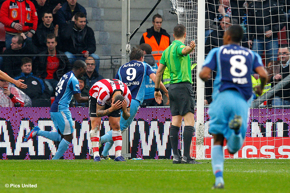 Luuk de Jong viert zijn doelpunt tegen PSV | © Pics United