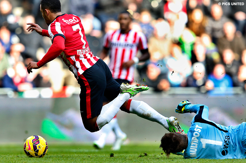 PSV werd voor rust een strafschop onthouden, wegens onterecht gegeven buitenspel | © Pics United