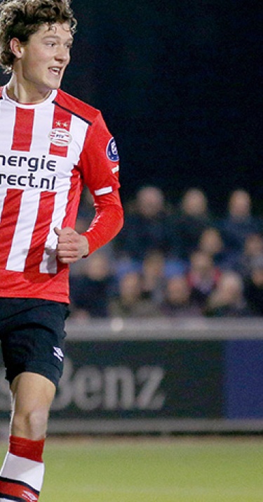 Jong PSV wint van koploper VVV: 2-1