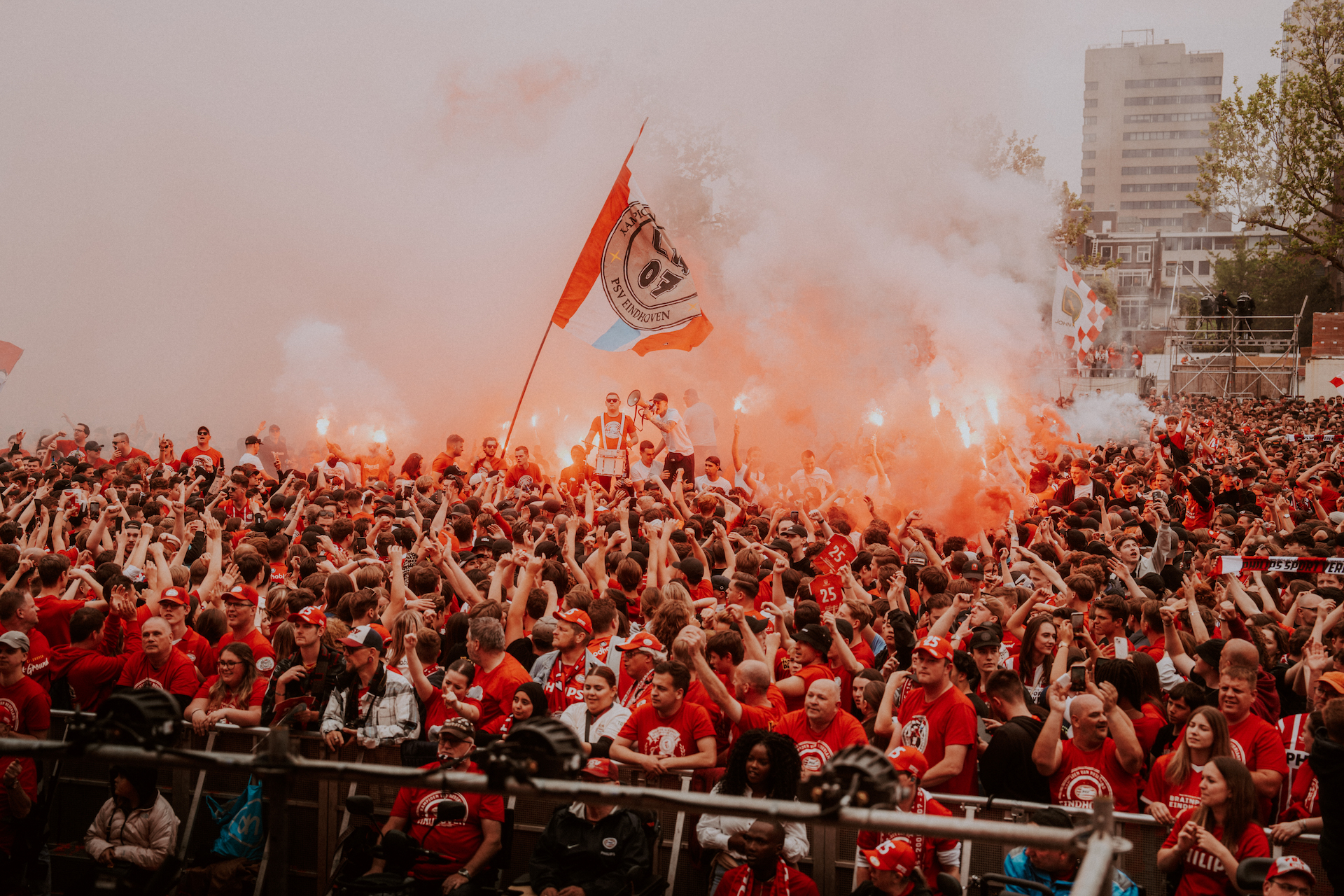 Live | PSV geweldig onthaald op Stadhuisplein, huldiging komt tot een einde