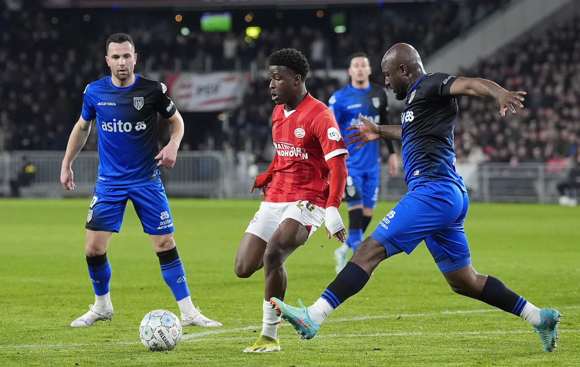 Isaac Babadi dribbelt oud-PSV'er Jetro Willems voorbij