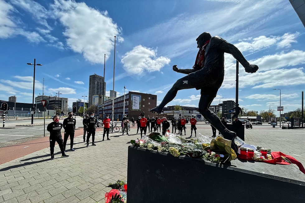 Spelers en staf legden donderdag een krans bij het standbeeld van Van der Kuijlen