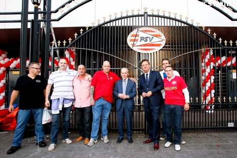 Harry van Raaij onthult opgeknapte poort ingang oost.