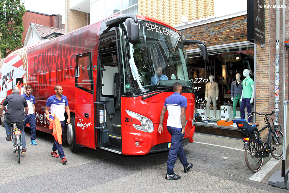 De spelersbus van PSV trok veel bekijks op de Kleine Berg | &copy; PSV Media