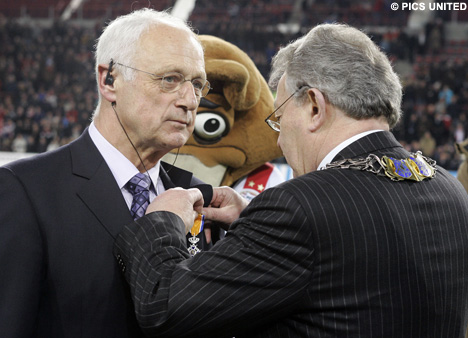 In 2008 ontving hij uit handen van burgemeester Gerrit Braks een lintje.