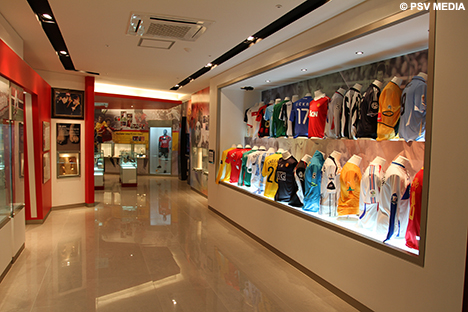 De entree van het Park-museum met veel voetbalshirts van o.a. Mark van Bommel, Heurelho da Silva Gomes en Young-Pyo Lee.