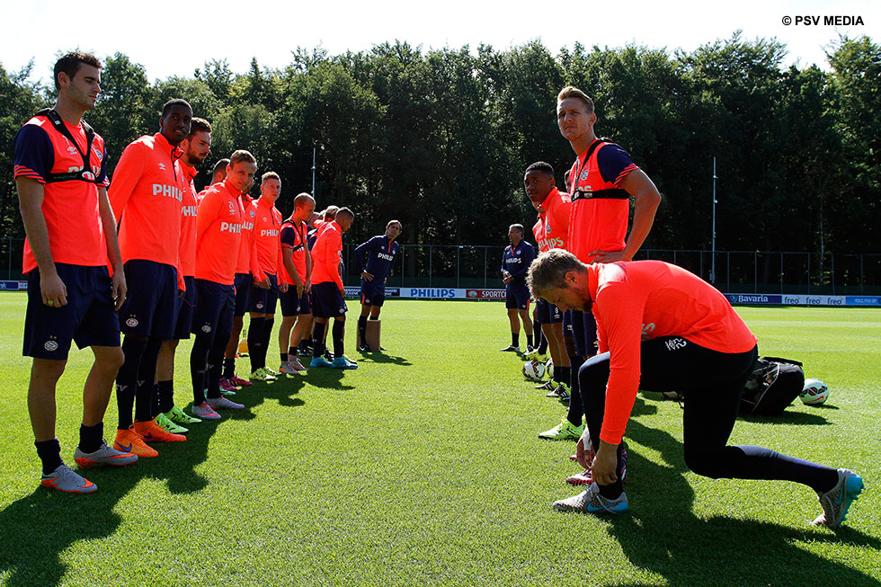 De spelers vormden een erehaag voor de Mexicaan die met zijn land de Gold Cup won | © PSV Media
