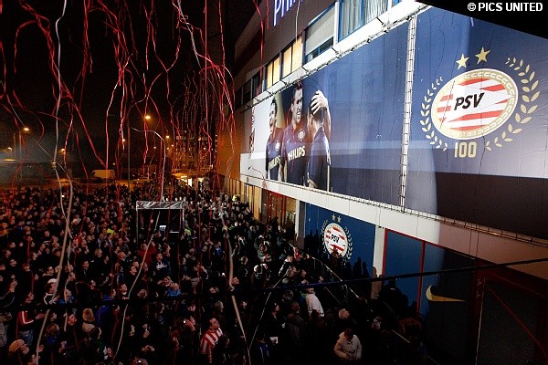 Bij de PSV FANstore konden supporters het shirt als eerste verkrijgen.