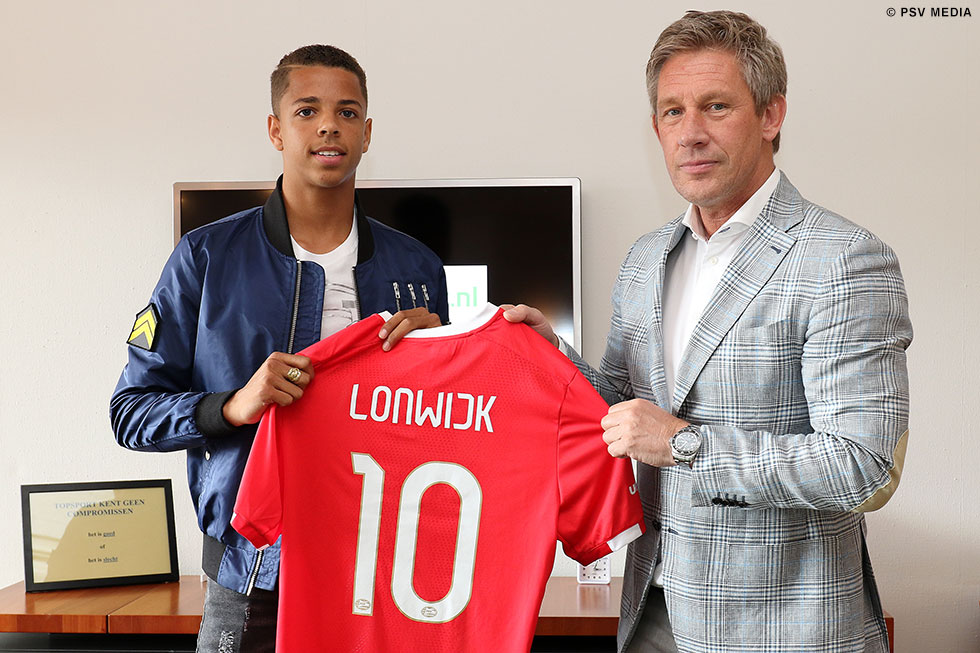 Vol trotst krijgt Justin als eerste het nieuwe PSV-shirt van Marcel Brands overhandigd | &copy; PSV Media
