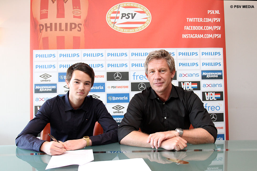 Bertalan Kun zet zijn handtekening onder zijn eerste contract bij PSV | © PSV Media