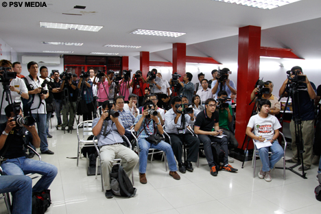 Drukte bij de persconferentie van PSV voor de oefenwedstrijd.