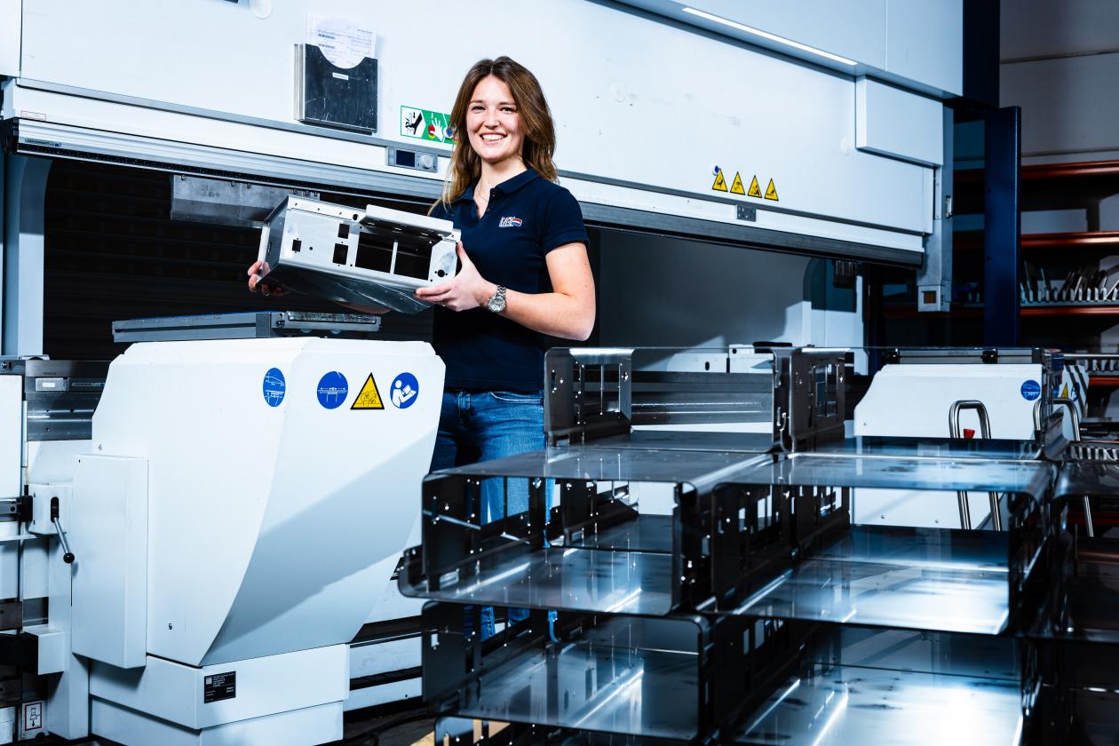 Medewerker van VDL Industrial Modules met de behuizing van de beademingsapparatuur voor Demcon