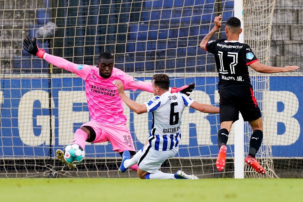 Yvon Mvogo liet zichzelf zien tijdens zijn eerste wedstrijd voor PSV