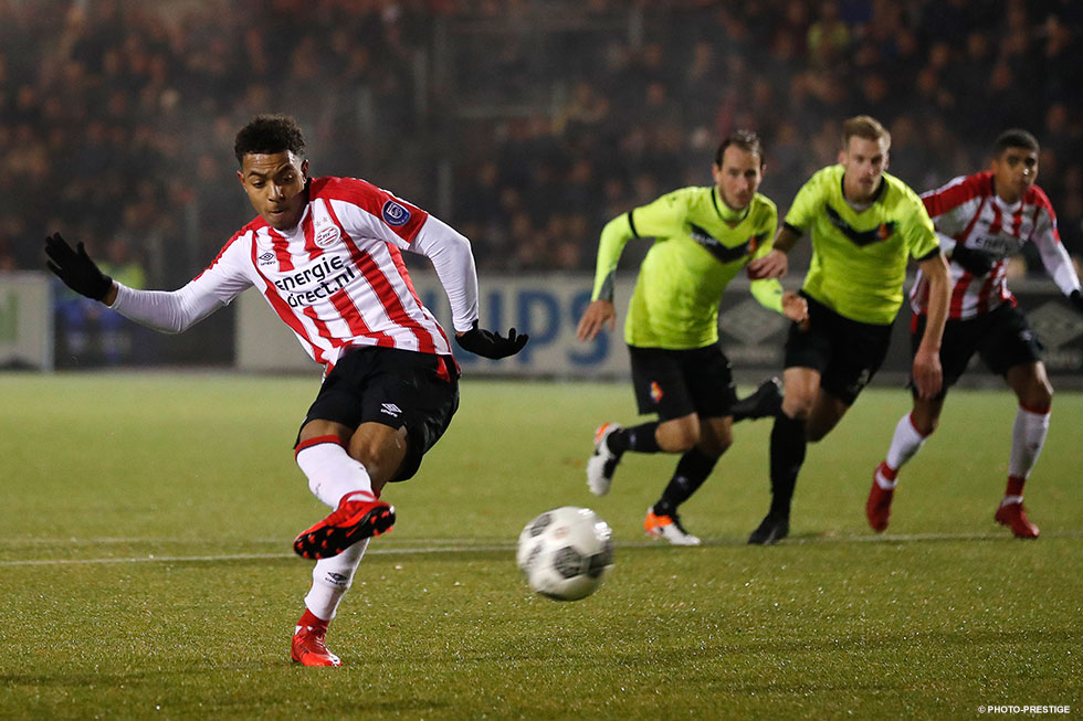 Donyell Malen legt aan voor zijn eerste Jong PSV-treffer