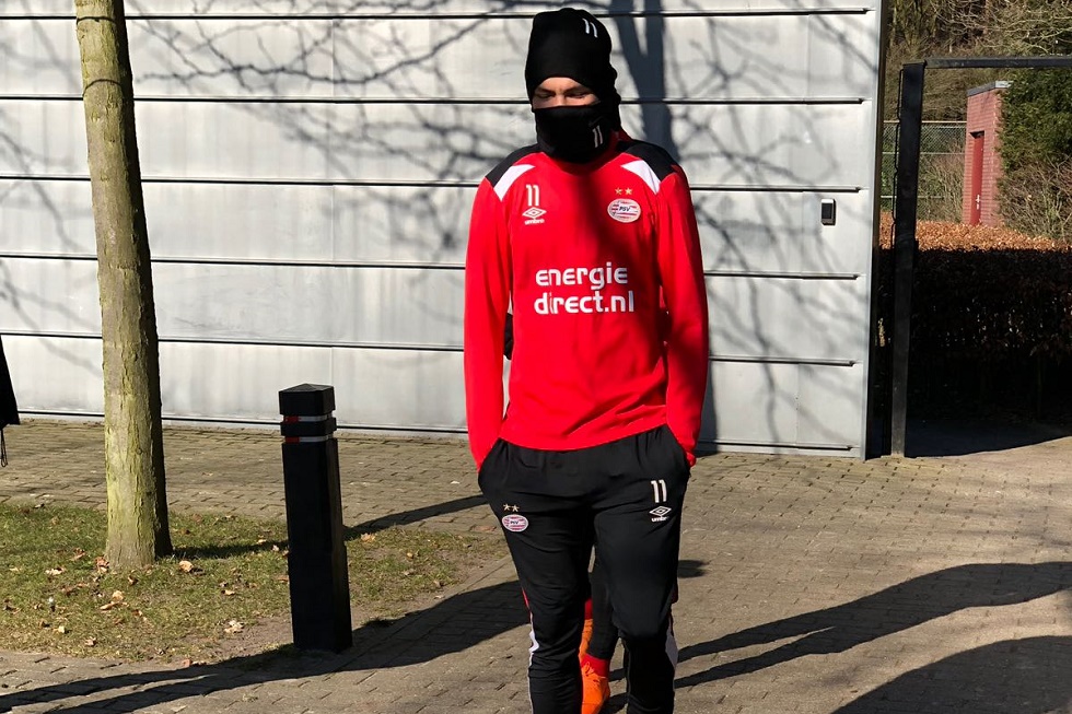 Hirving Lozano kan nog niet wennen aan de temperatuur op De Herdgang, die voor het gevoel niet boven de -8 graden Celsius uitkwam