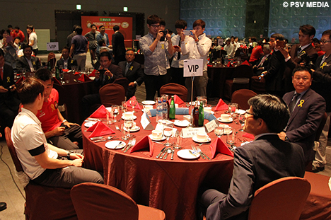 Honderden gasten waren aanwezig in een grote zaal van het hotel.