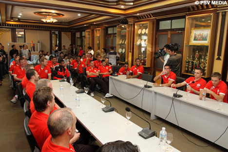 Het PSV-gezelschap werd hartelijk ontvangen en kreeg een korte toelichting.