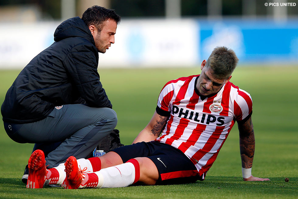 Jordy de Wijs moest met een blessure het veld verlaten | © Pics United