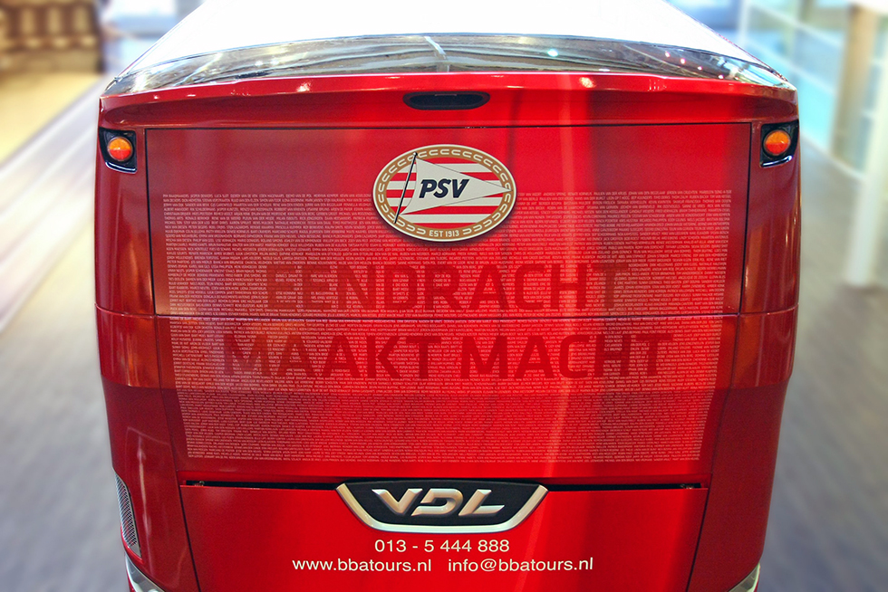 Kijk of jouw naam achter op de nieuwe spelersbus van PSV staat | &copy; VDL