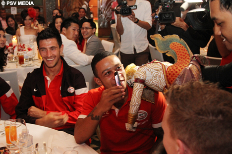 Memphis Depay maakte een foto van een zeer populaire Thaise poppenspeler.