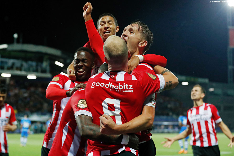 Jordan Teze, hier links, deelt in de feestvreugde tijdens zijn debuut tegen PEC Zwolle