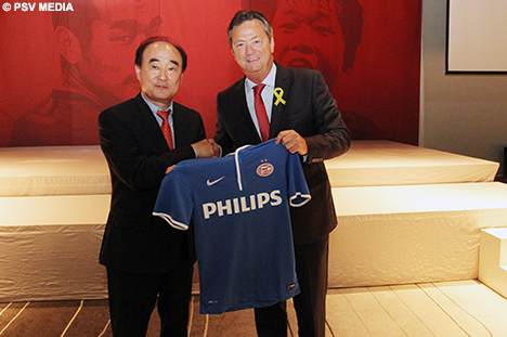 Een cadeau van PSV voor de voorzitter van Gyeongnam FC.