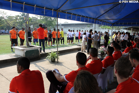 Het eerste duel ging tussen gevangenen onderling en PSV keek aandachtig toe.