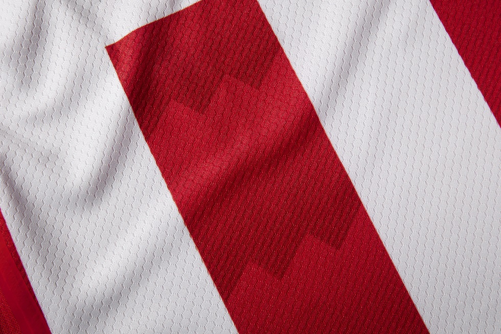 De Eindhvoense Vibes zijn verweven in de rode banen op het shirt