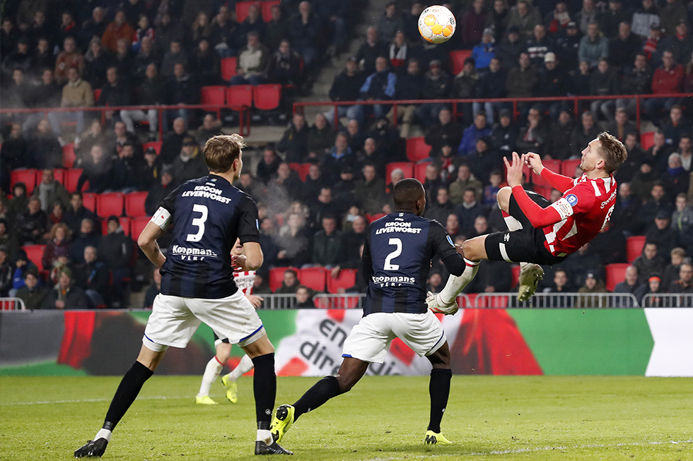 24 november 2018 - In opperste concentratie legt De Jong aan voor één van zijn mooiste treffers voor PSV