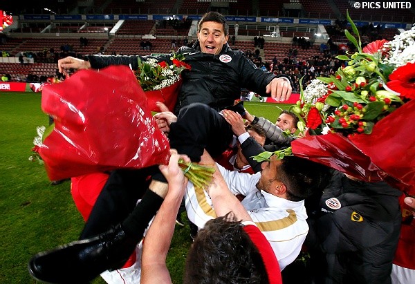 Hoofdcoach Darije Kalezic wordt door zijn spelers de lucht in geworpen.