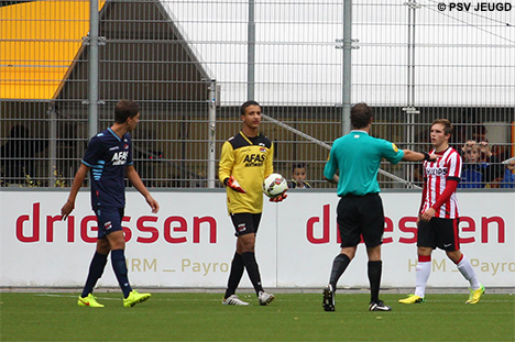 De scheidsrechter wijst naar de stip, strafschop voor PSV.