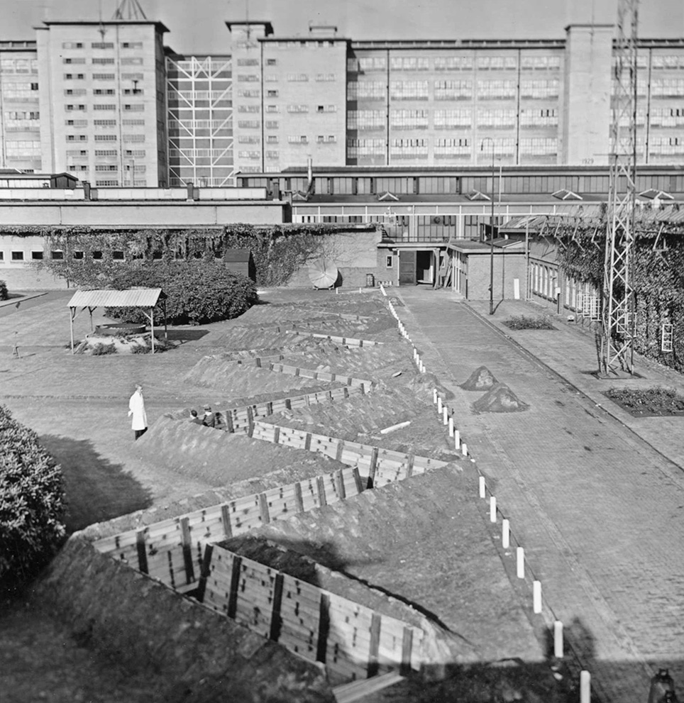 Schuilkelders voor het Philips-personeel op het terrein nabij de fabrieken in Strijp, tegenwoordig beter bekend onder de namen 'Anton' en 'Gerard' (1939) | © Philips Company Archives