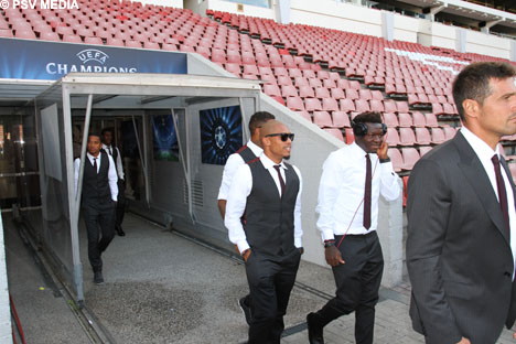 Nigel de Jong en Sulley Muntari komen uit de tunnel.