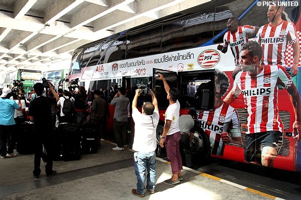 Veel media-aandacht bij de aankomst van PSV.