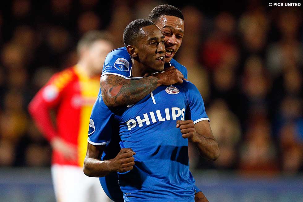 Blijdschap bij Memphis Depay en Joshua Brenet na de 0-2 in Deventer | © Pics United