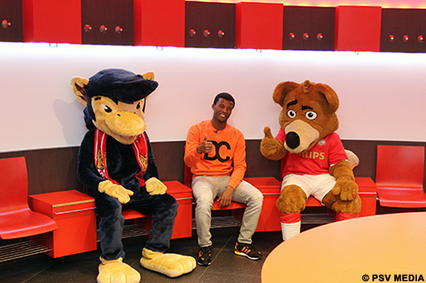 Pico kreeg van Georginio Wijnaldum een rondleiding door het Philips Stadion.