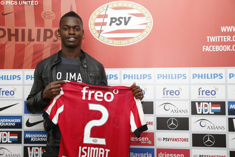 Aanwinst Nicolas Isimat, die gaat voetballen met rugnummer 2.